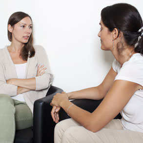 Image of two women sitting facing each other – for the topic Support for Quitting